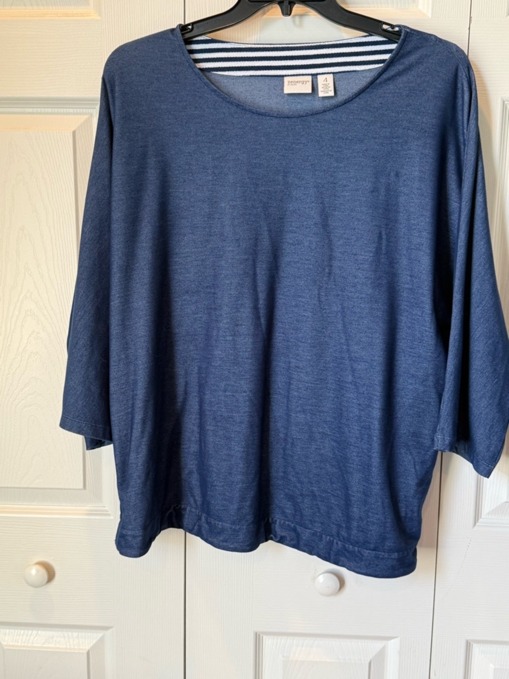 # Zenergy by Chico’s Navy Blue Scoop Neck Top w/gold accent buttons (Sz 4 = XXL)